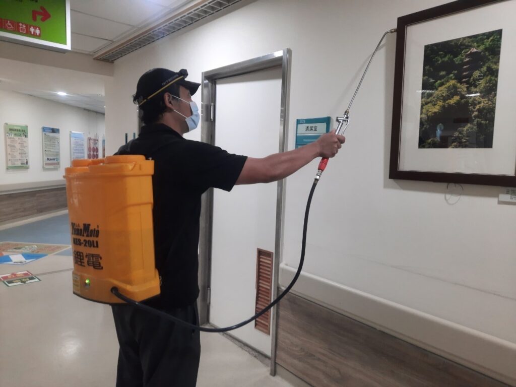 專業技師於醫療院所走廊內執行病媒防治作業
