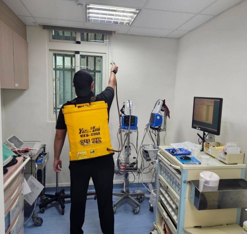 消毒技師於醫療環境進行室內空間噴霧消毒除蟲作業